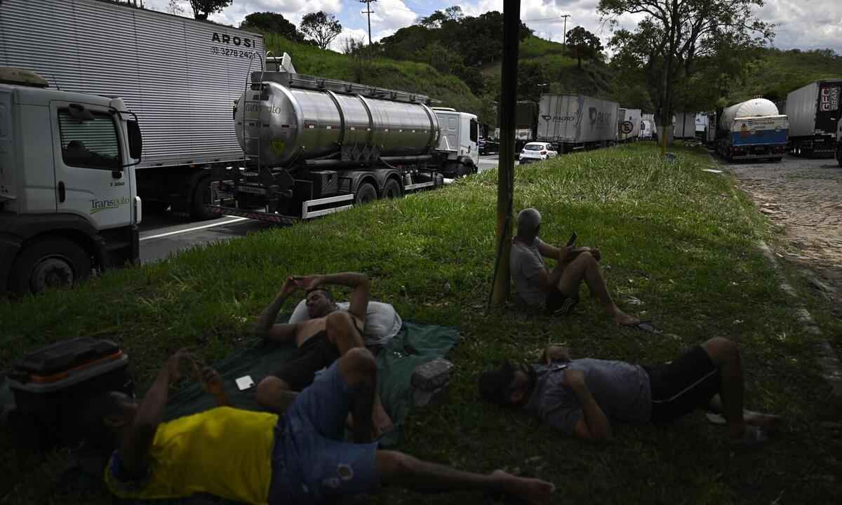 PRF aciona Advocacia da União para liberar rodovias fechadas por protestos - Mauro PIMENTEL / AFP