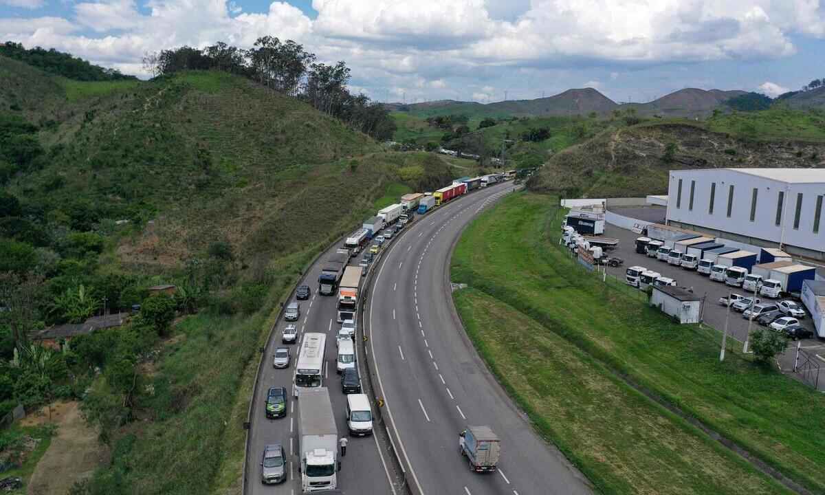 Transportadoras e empresas de ônibus cancelam viagens após bloqueios - Mauro PIMENTEL / AFP