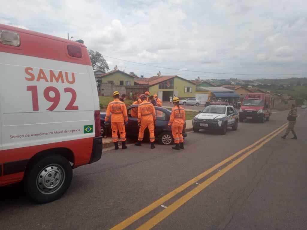 Homem que bate carro em barranco é espancado no Sul de Minas - Corpo de Bombeiros/Divulgação 