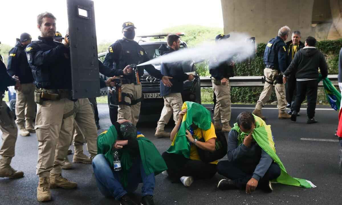Após dispersão com spray de pimenta, manifestantes voltam a se reunir na rodovia Hélio Smidt - Zanone Fraissat/Folhapress