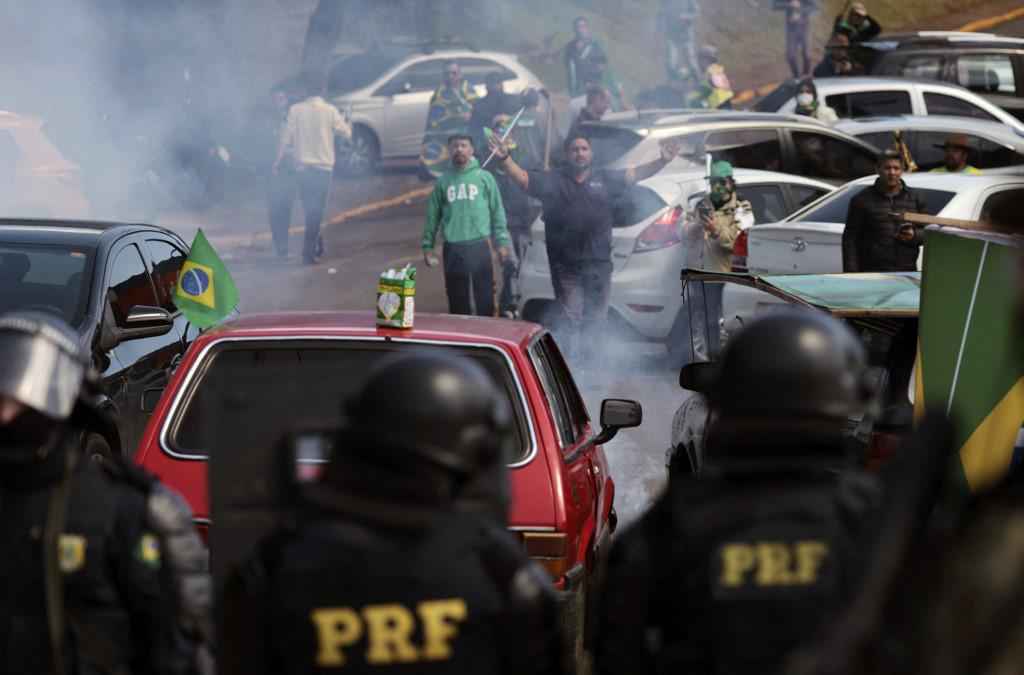 PM atira bombas de gás lacrimogêneo para desbloquear rodovia no RS - Silvio AVILA / AFP
