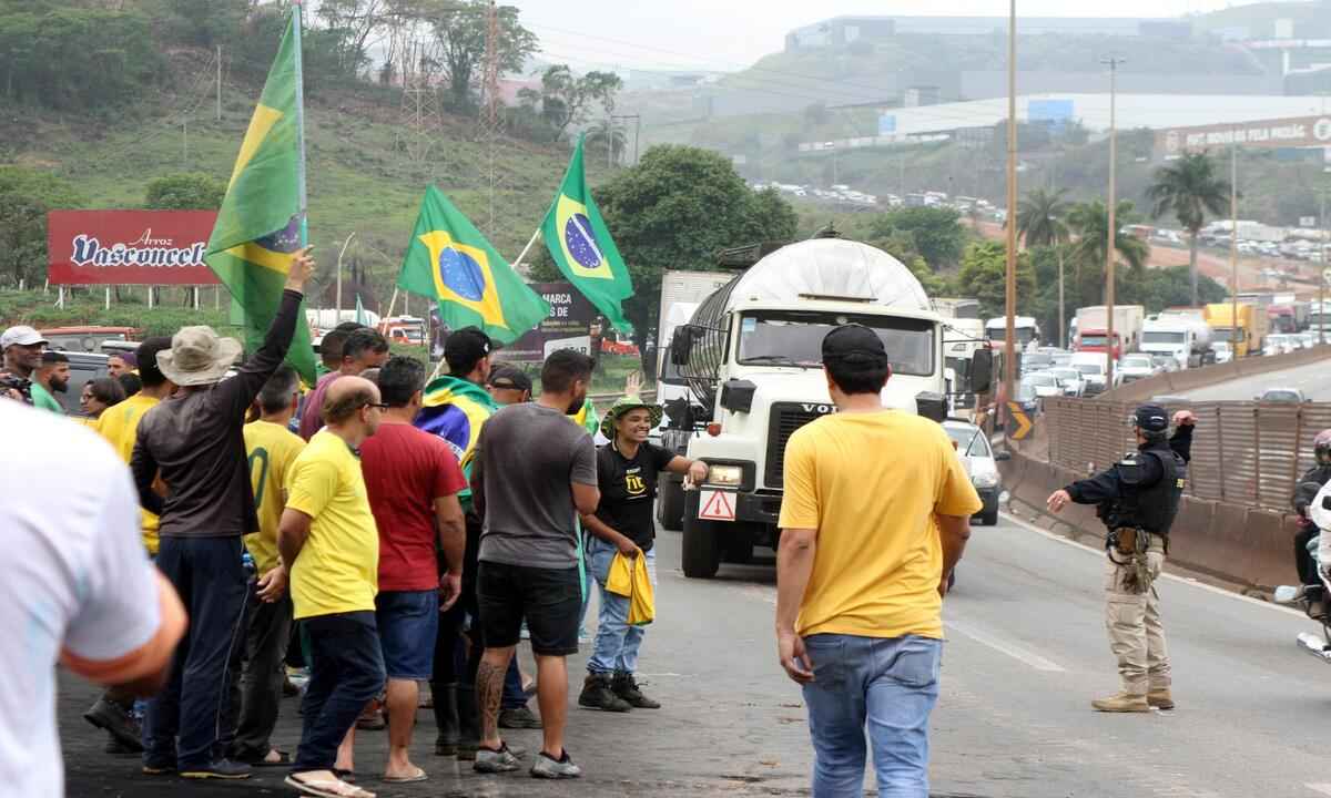Manifestante em bloqueio de São Paulo: 'Se Bolsonaro aliviar, vai ser pior' - Jair Amaral/EM/D.A Press