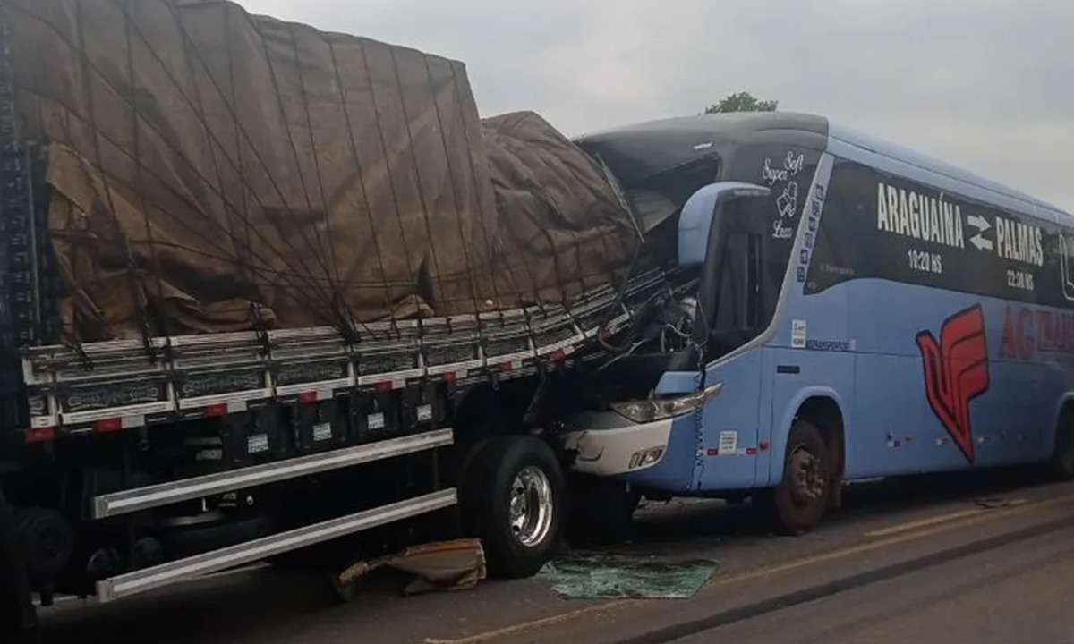 Bloqueio em estrada do TO: acidente entre caminhão e ônibus deixa 9 feridos - Divulgação/PRF