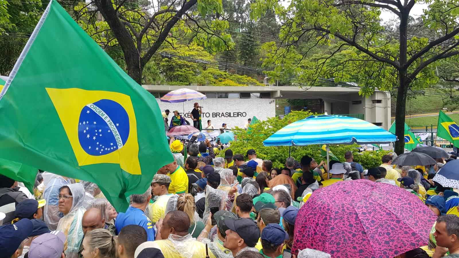 Bolsonaristas protestam com carreata e buzinaço em avenida de BH - Reprodução 