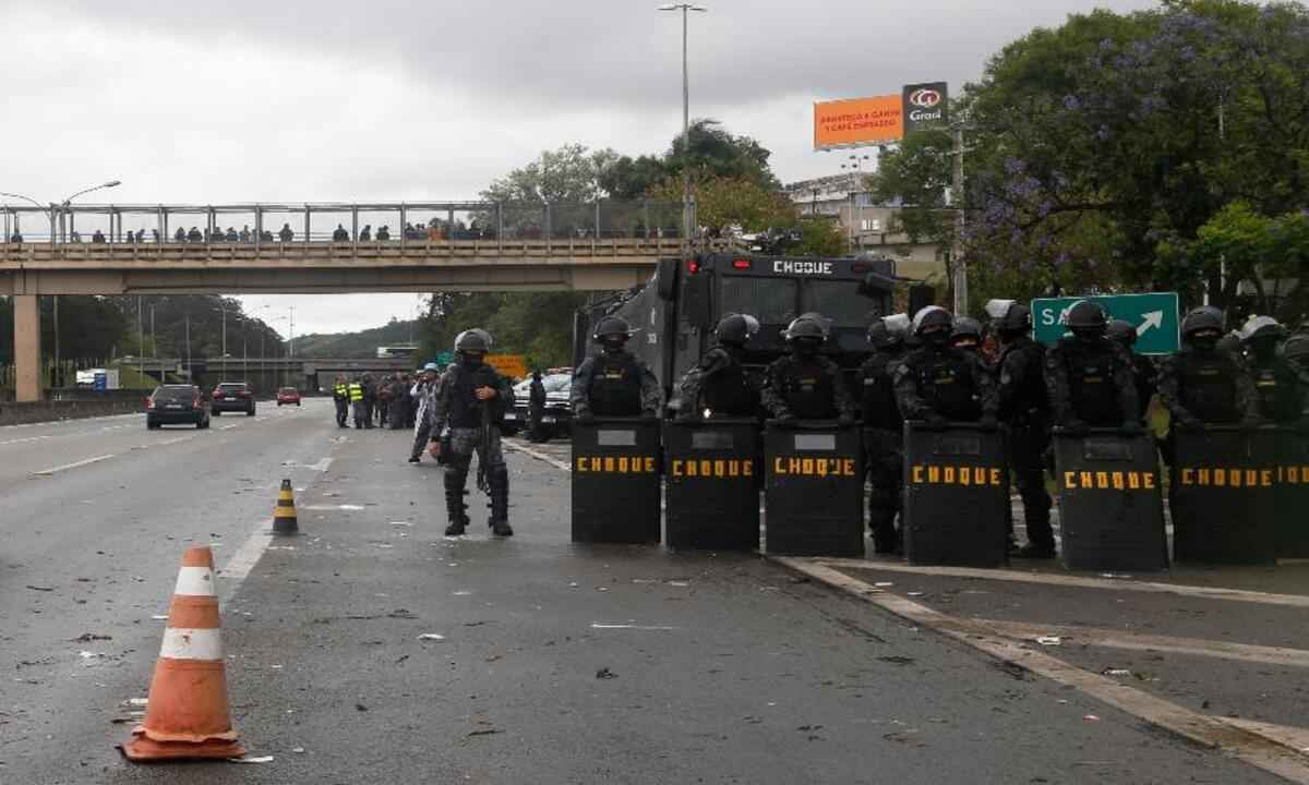Tropa de choque usa gás para tentar desbloquear rodovia em SP - Miguel Schincariol / AFP