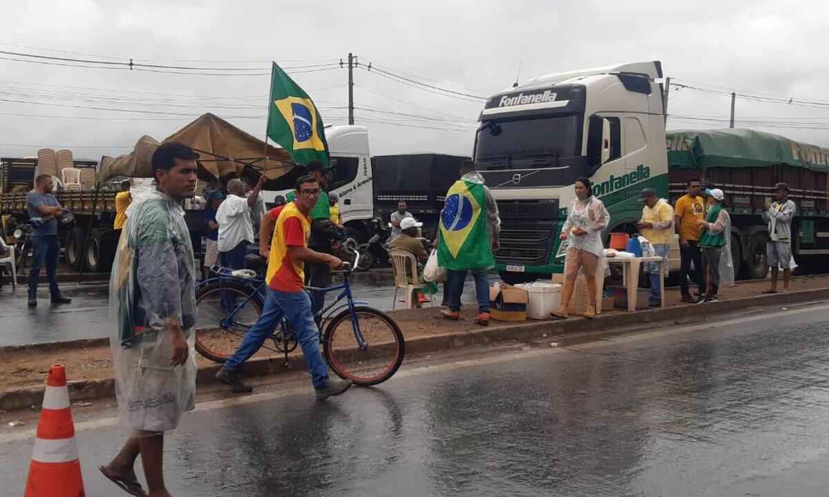 Bolsonaristas distribuem lanche para caminhoneiros em Montes Claros - Luiz Ribeiro/DA Press