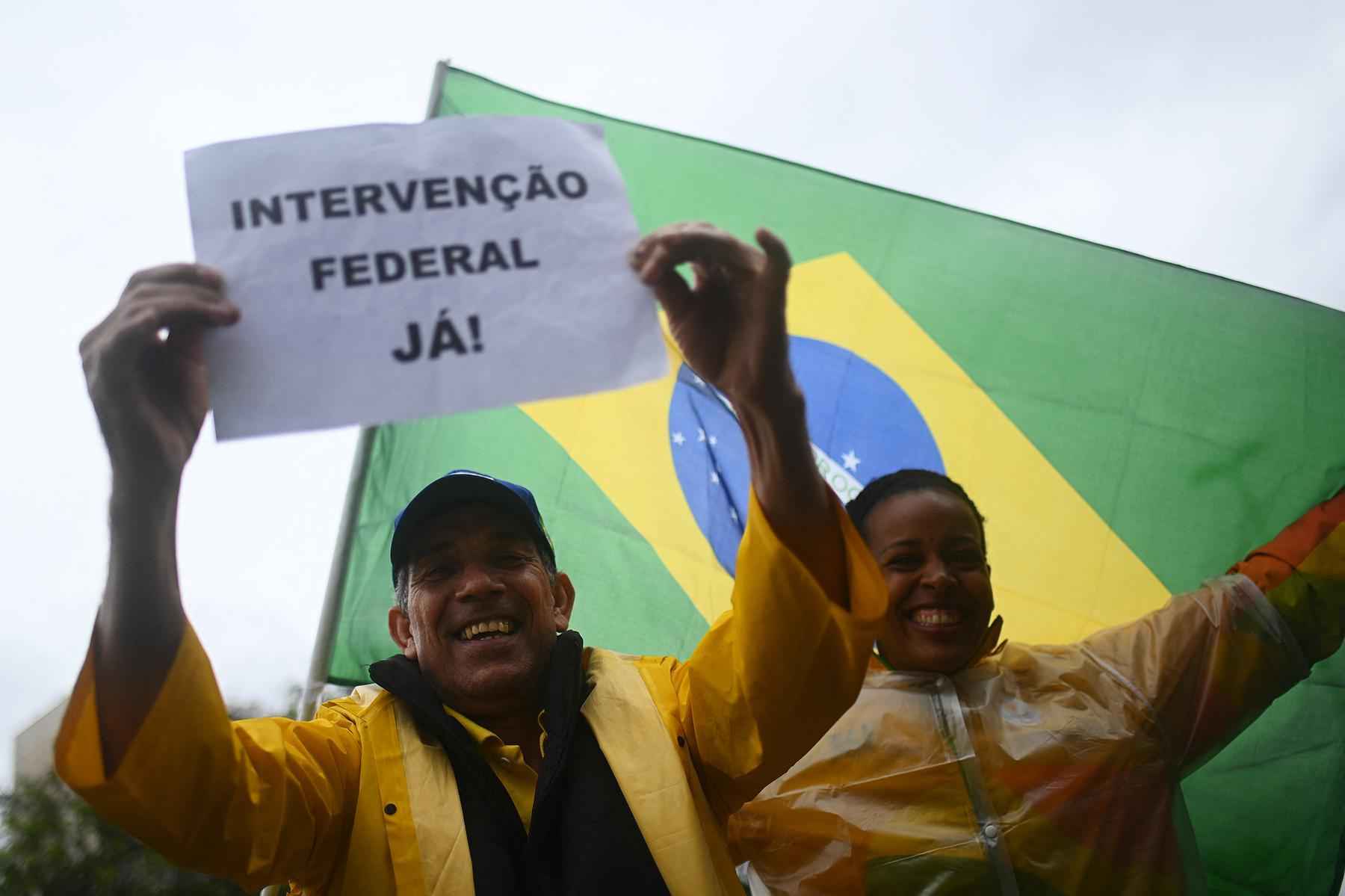 'Eu autorizo': bolsonaristas lotam sede das Forças Armadas no Rio - ANDRE BORGES / AFP
