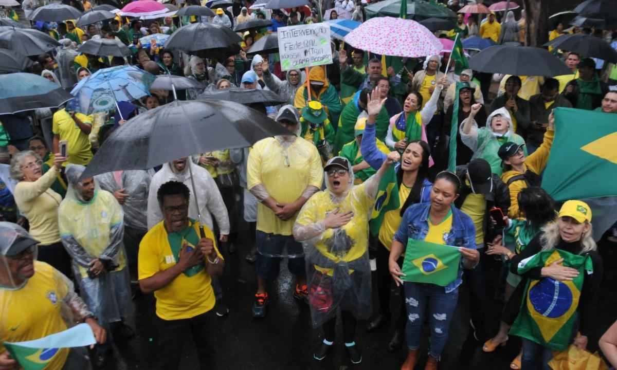 Bolsonaristas protestam em quartel no Barro Preto, em Belo Horizonte - Ramon Lisboa/EM/D.A Press