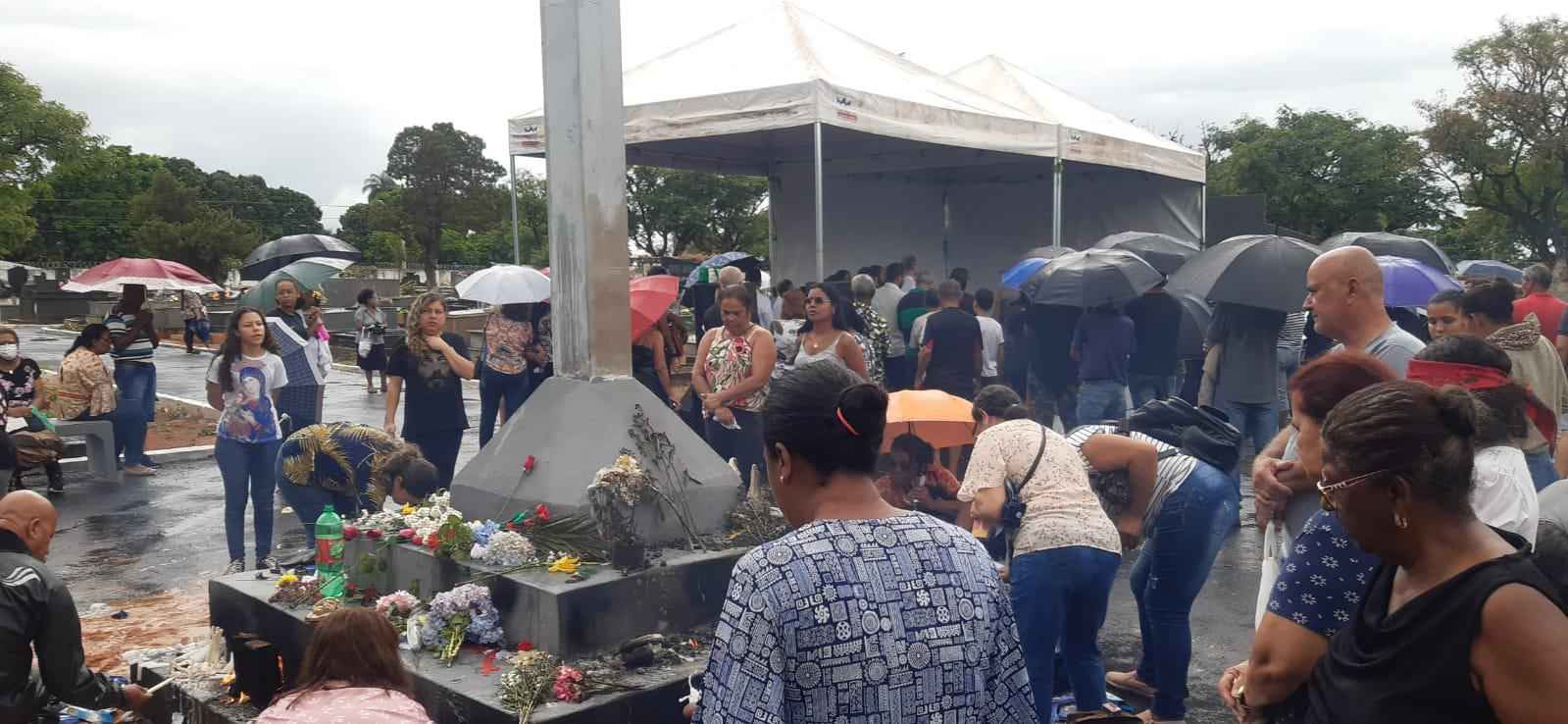 Visitantes rezam debaixo de chuva em cemitérios de Montes Claros - Luiz Ribeiro/DA Press