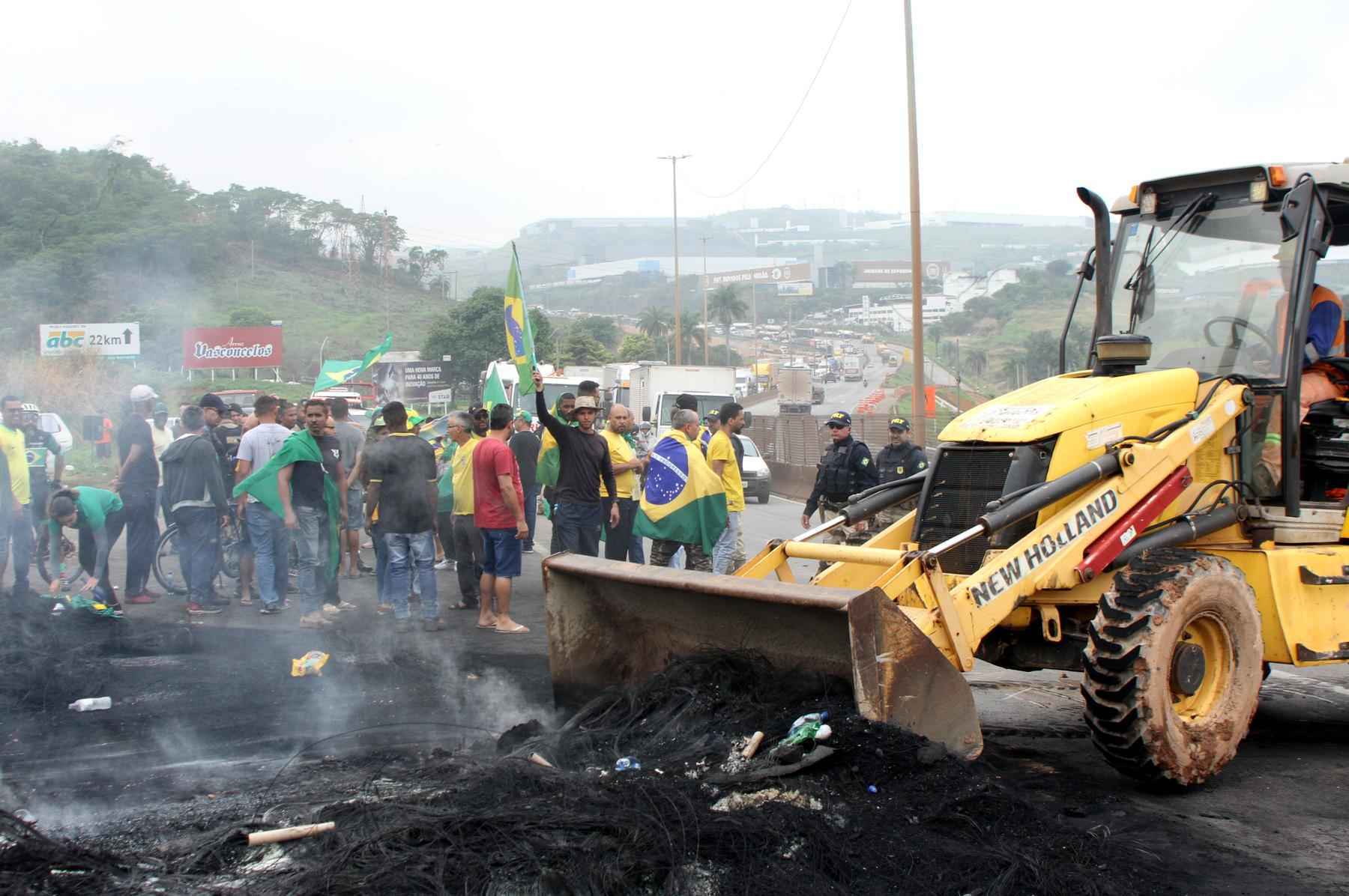 PM e PRF liberam grande parte de estradas bloqueadas por bolsonaristas - Jair Amaral/EM/D.A Press