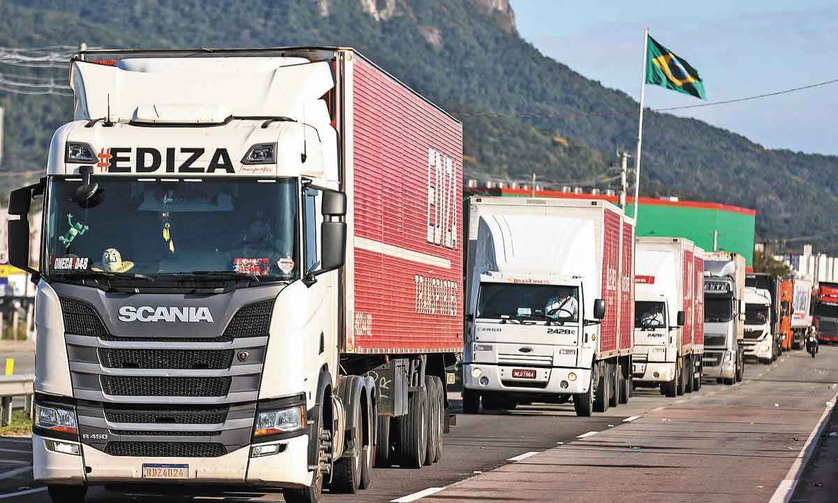 Dependência das rodovias custa caro para a economia brasileira - Anderson Coelho / AFP