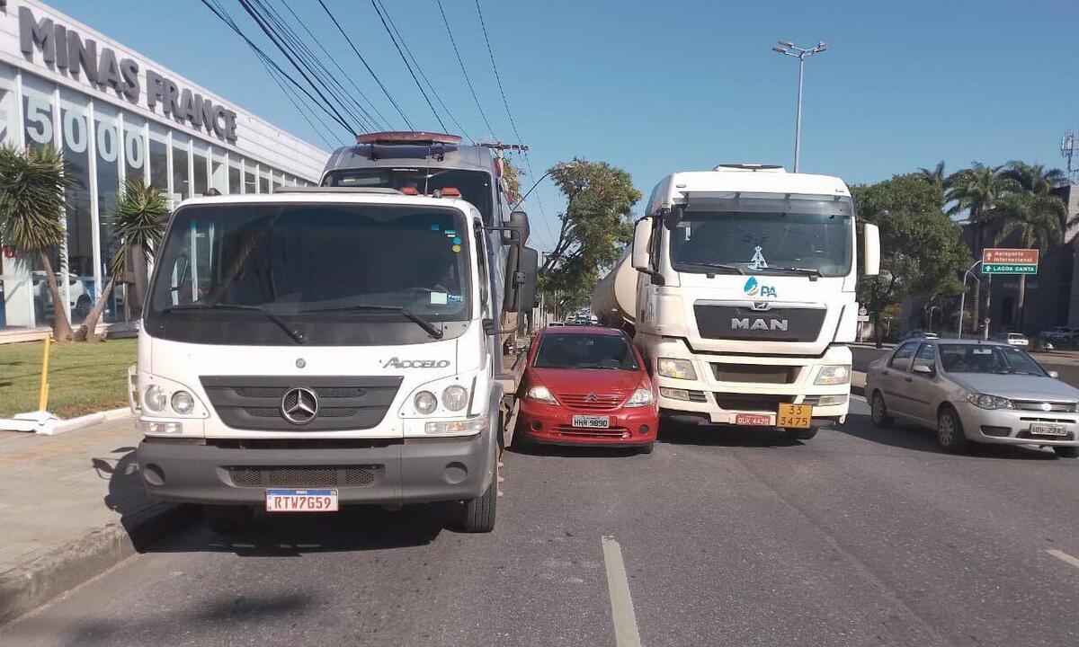 Carro é prensado entre dois caminhões na Av. Antônio Carlos, em BH - Divulgação/CBMMG