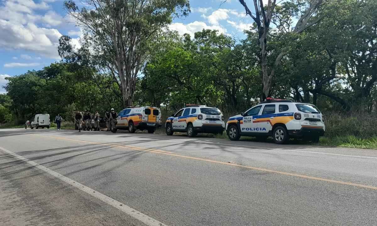 Homem nu às margens de rodovia agride policiais militares e é morto - Reprodução WhatsApp