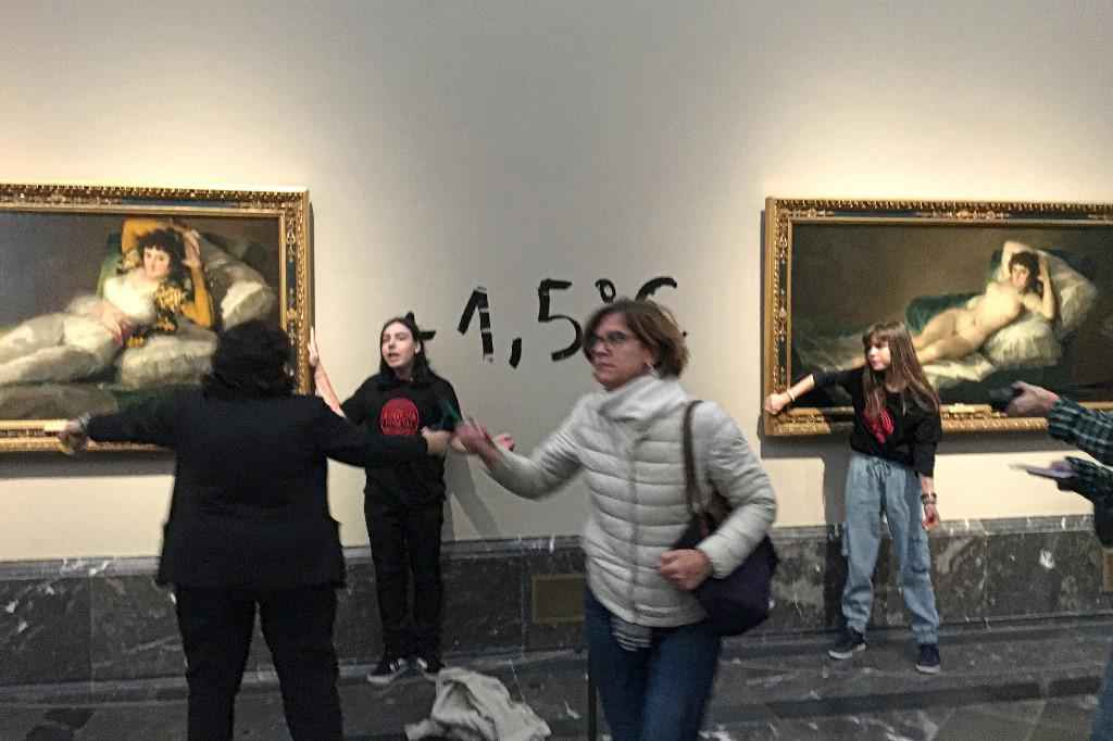 Dois ativistas colam mãos em obras de Goya no museu do Prado em Madri - Extinction Rebellion / AFP