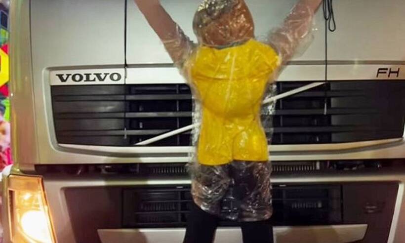 Daniela Mercury cola boneco 'patriota' na frente de caminhão e ri de bolsonarista - Facebook/Reprodução