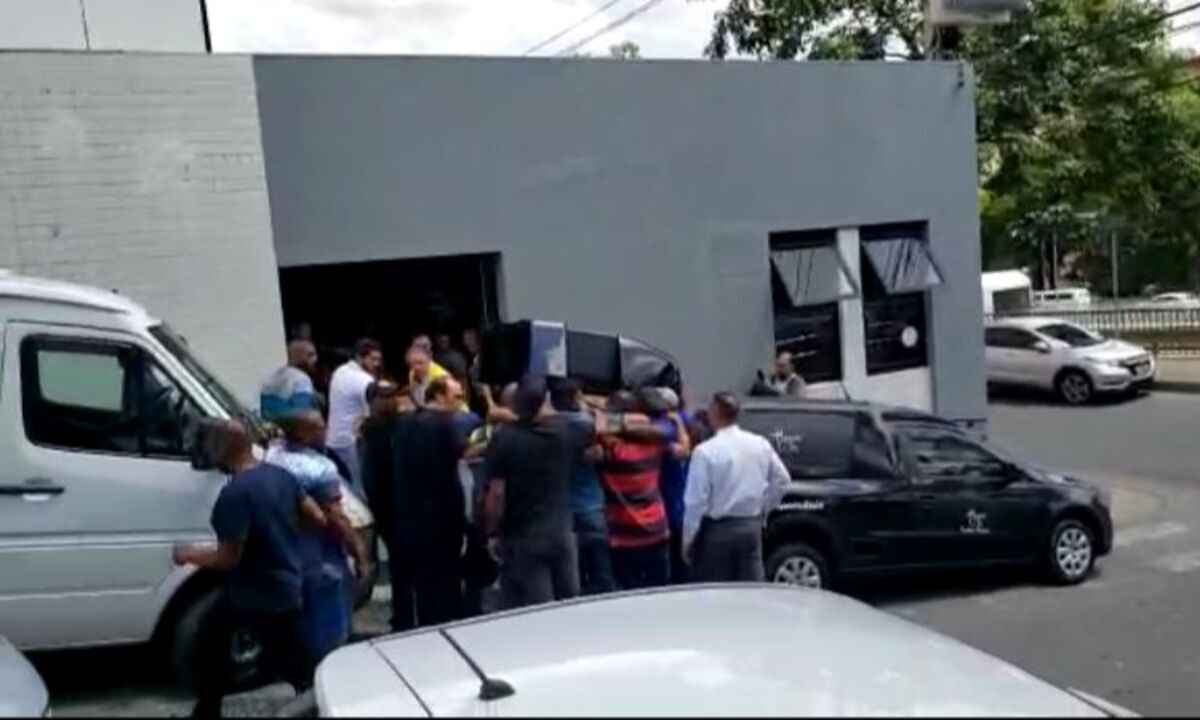 Corpo de Guilherme de Pádua deixa igreja sob aplausos - foto: Maicon Costa