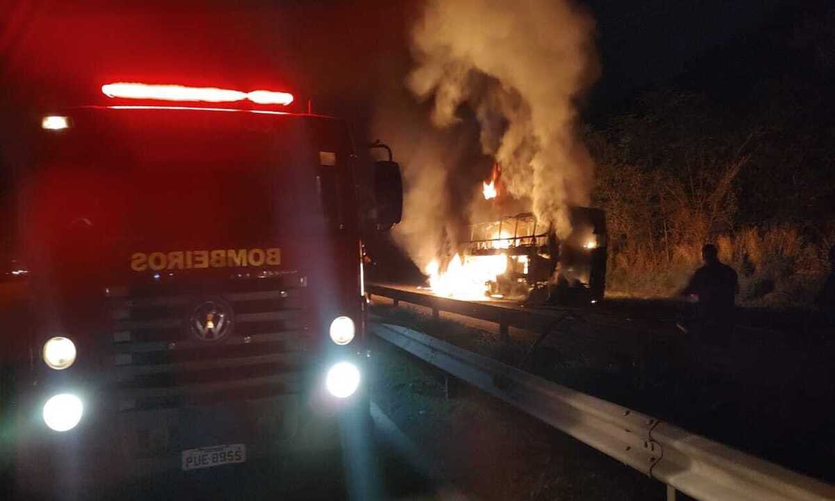Ônibus com 25 passageiros pega fogo na Rodovia Fernão Dias - CBMMG/Reprodução