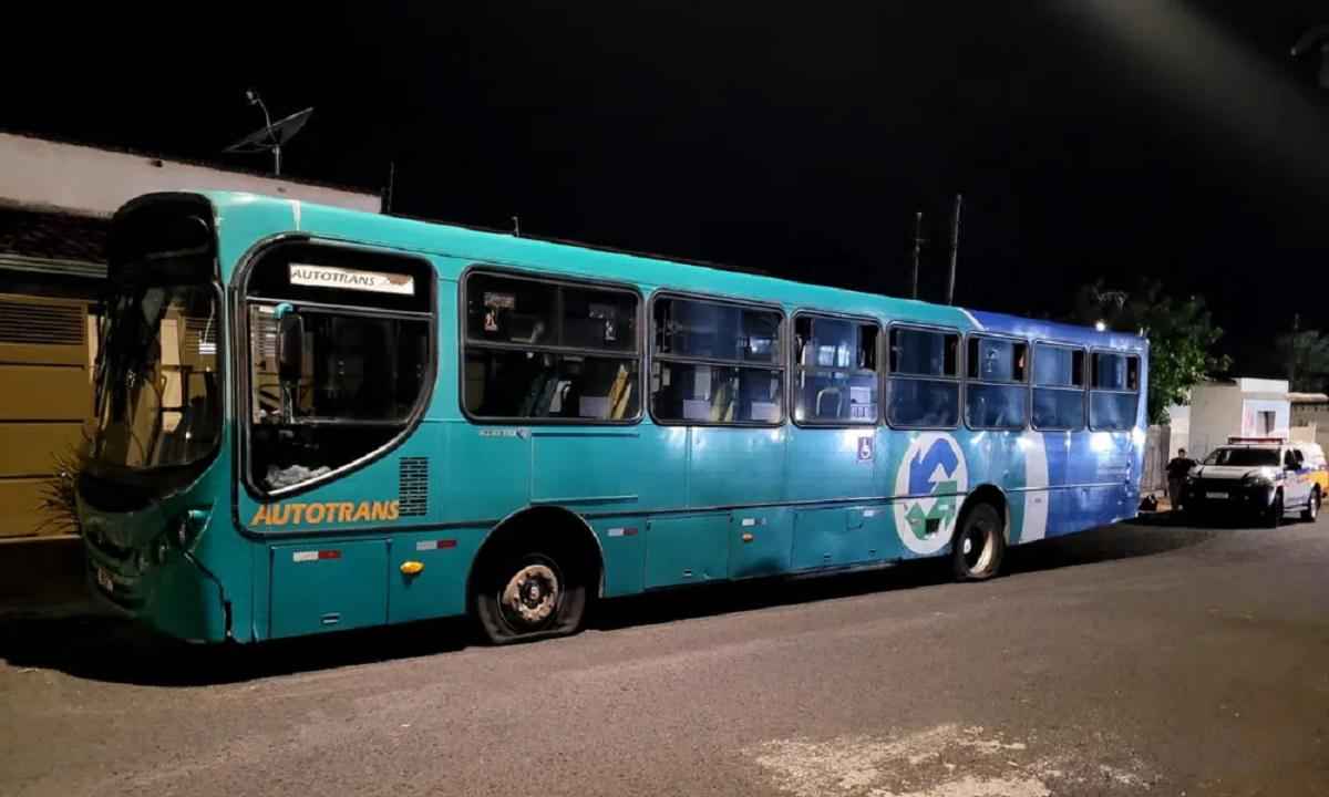 Homem furta ônibus de transporte público em Uberlândia - Divulgação/PMMG