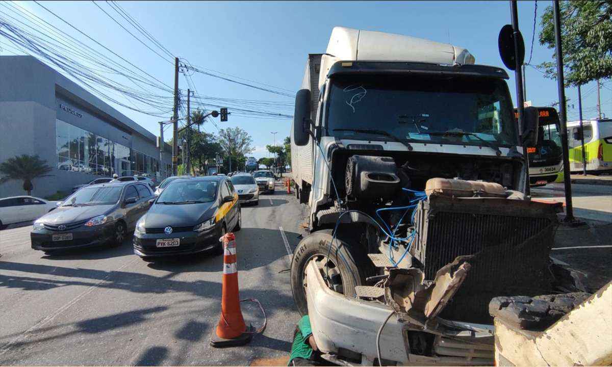 Acidente com caminhão dá nó no trânsito da Pampulha - Jair Amaral/EM/D.A Press