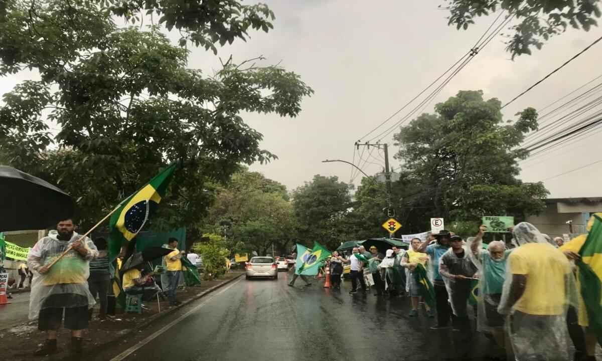 Bolsonaristas mantêm ato na Raja Gabaglia mesmo debaixo de chuva - Ramon Lisboa/EM/D.A Press