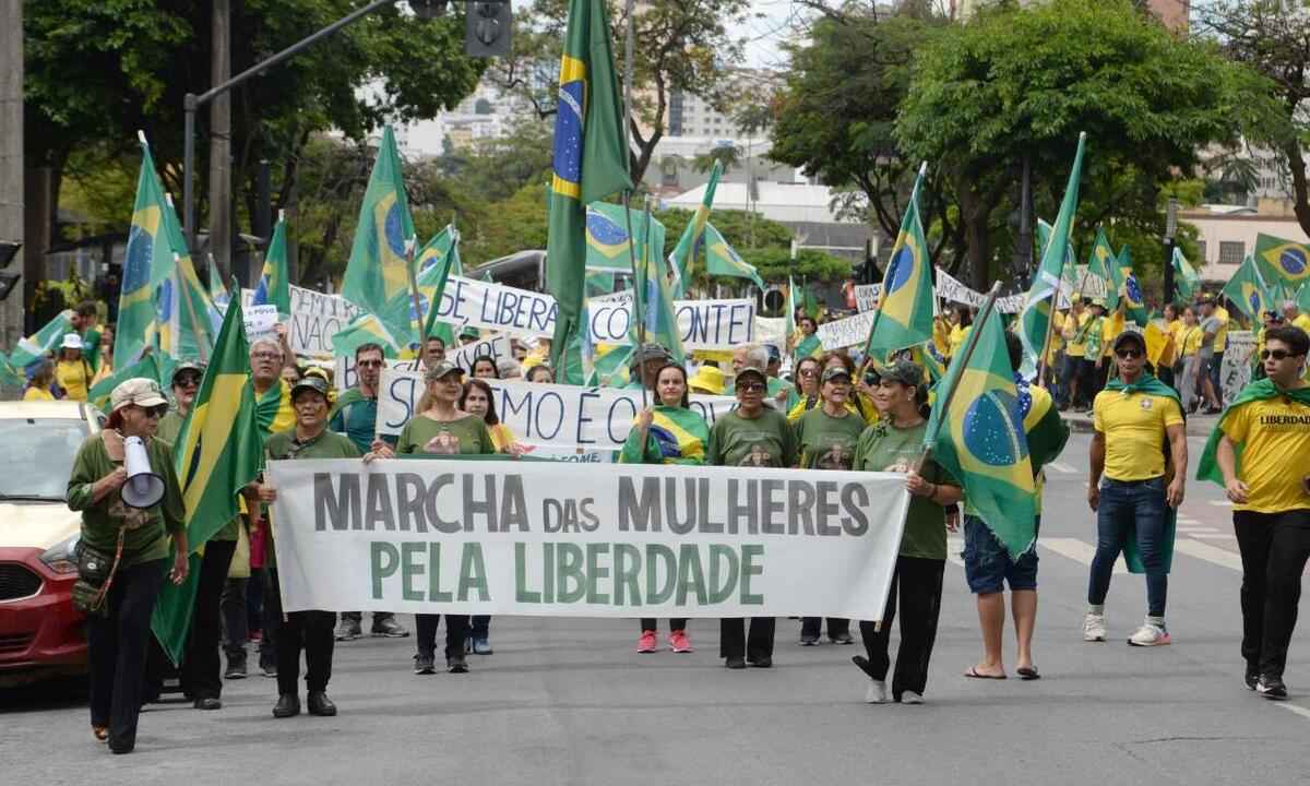 Bolsonaristas reeditam em BH a marcha que antecedeu o golpe de 1964 - Túlio Santos/EM/D.A Press 