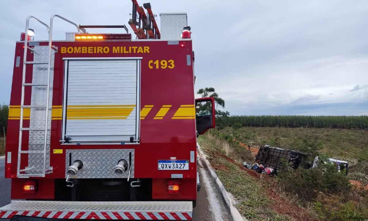 Ônibus cai em ribanceira em Minas e pelo menos 9 pessoas ficam feridas - Corpo de Bombeiros/Divulgação