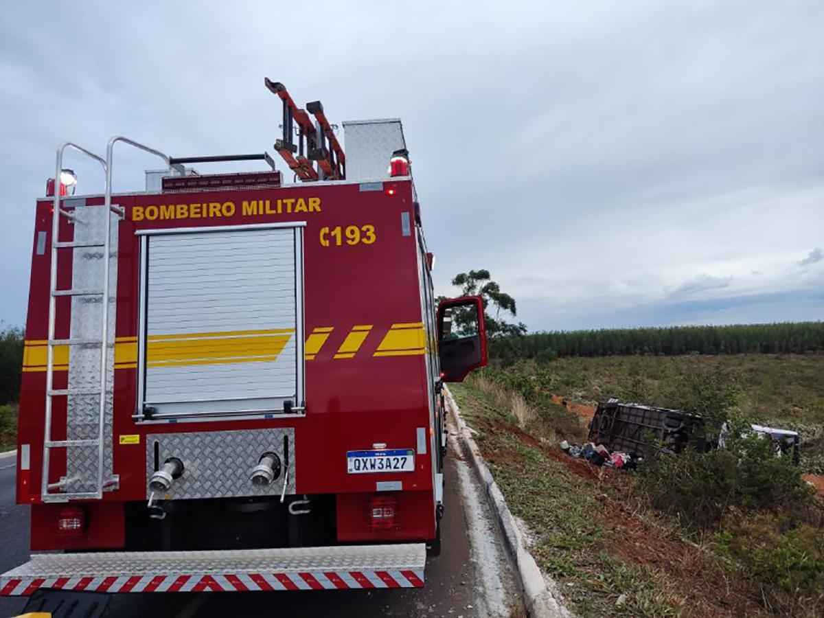 Ônibus com 45 pessoas tomba e fere 7 na BR-251, em Minas - SALA DE IMPRENSA CBMMG