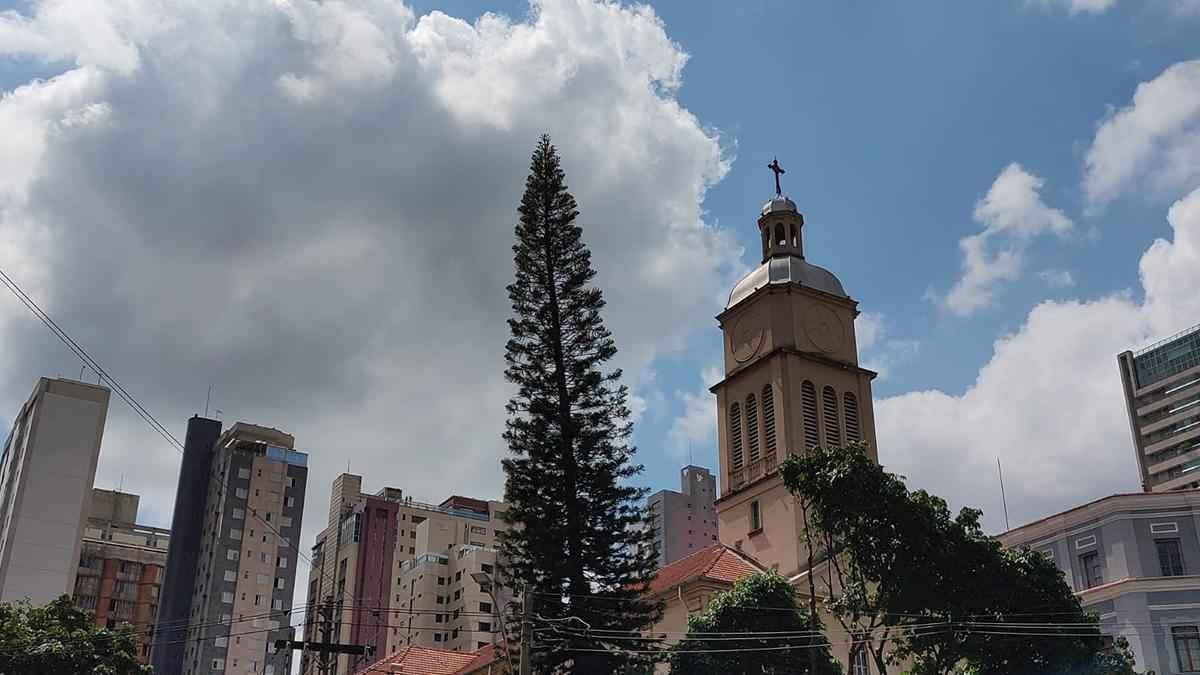 Tempo nublado e chuvas isoladas previstas para a tarde de domingo em BH - Jair Amaral/EM/D.A.Press