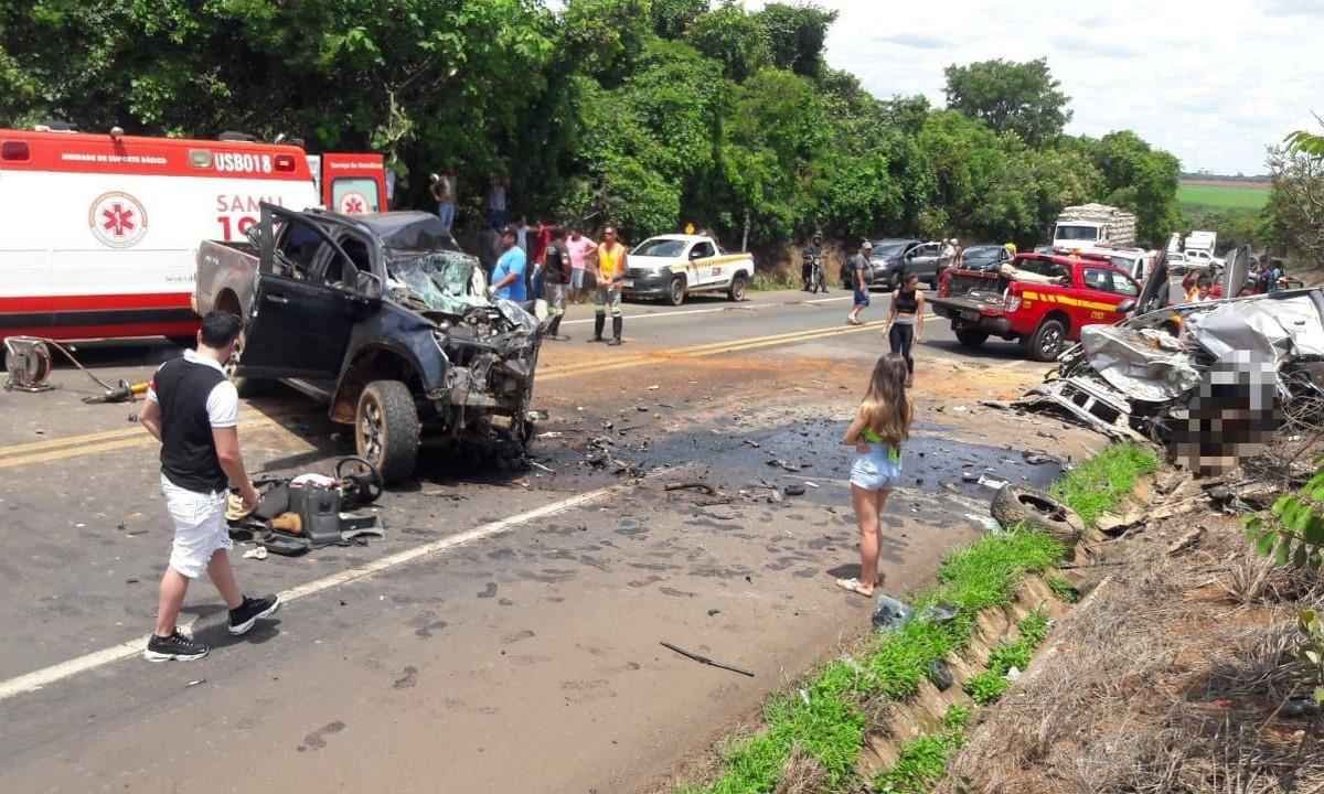 Ultrapassagem proibida deixa um morto e cinco feridos na BR-365, em MG - Corpo de Bombeiros/Divulgação