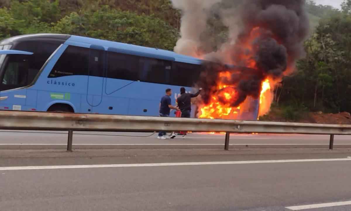 Incêndio em ônibus com 21 passageiros interdita trecho da BR-040 - Redes sociais/Reprodução