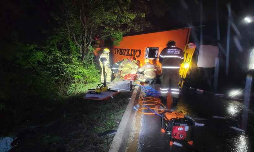 Duas pessoas morrem após ônibus tombar na BR-251, no Norte de Minas - SALA DE IMPRENSA CBMMG