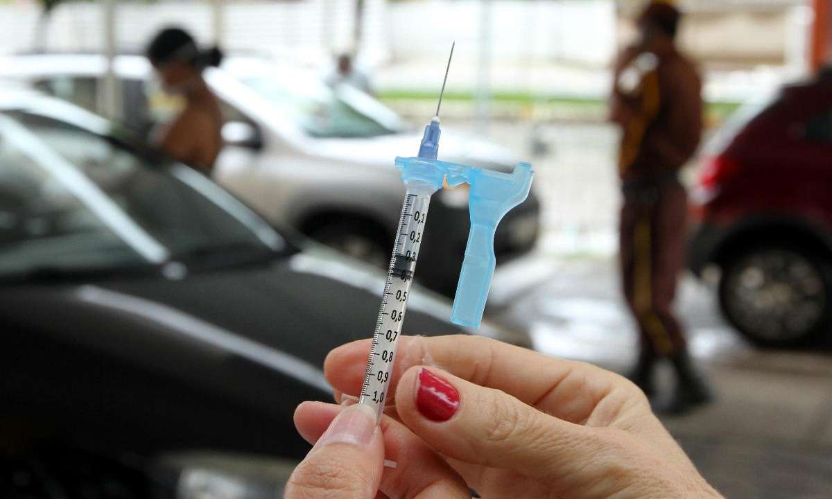 BH aguarda vacinas para aplicar 4ª dose em público de 17 a 39 anos - Cláudia Navarro, secretária Municipal de Saúde.