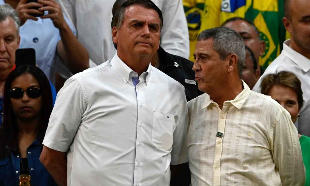 Braga Netto diz que Bolsonaro se 'recuperou' e deve voltar 'logo' - Mauro Pimentel/AFP