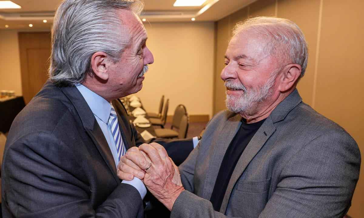 Presidente eleito, Lula retribui a gentileza ao argentino Alberto Fernández - Esteban Collazo/AFP Photo/Presidência Argentina - 31/10/22