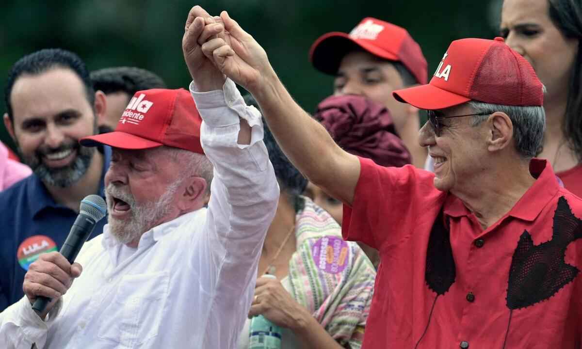Lula vai assinar Prêmio Camões concedido a Chico Buarque - DOUGLAS MAGNO / AFP