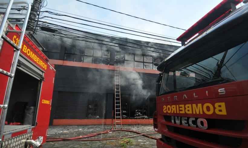 Bombeiros são acionados para incêndio em galpão na Augusto de Lima - Alexandre Guzanshe/EM/D.A Press