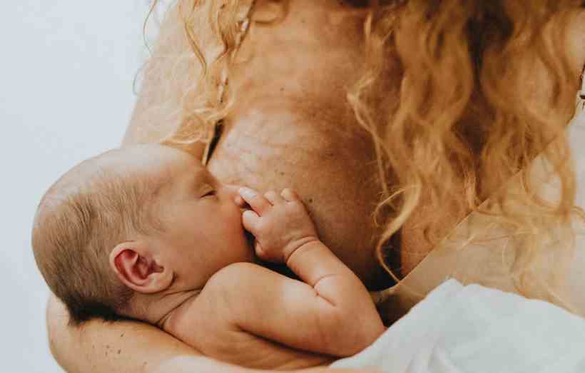 Próteses mamárias e amamentação: mitos e verdades - Helena Jankovicová Kovácová/Pexels