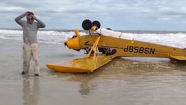 Piloto em emergência pousa avião de cabeça para baixo em praia  - Reprodução/Youtube/USA Today