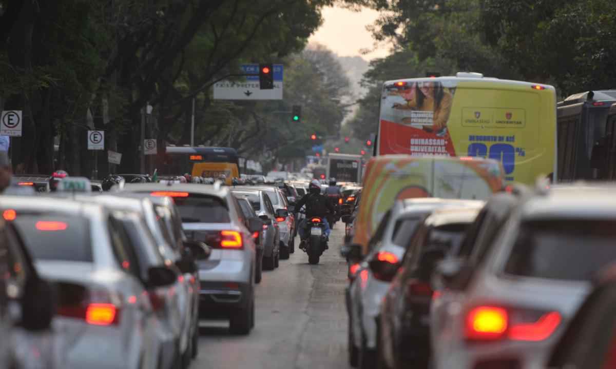 Atenção, motoristas! CRLV 2022 passa a ser exigido nesta segunda (21/11) - Alexandre Guzanshe/EM/D.A Press