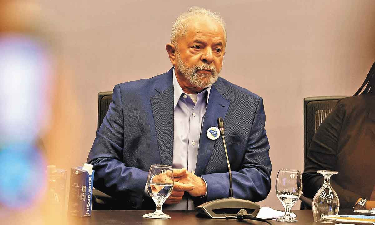Lula retira lesão na laringe - JOSEPH EID/AFP