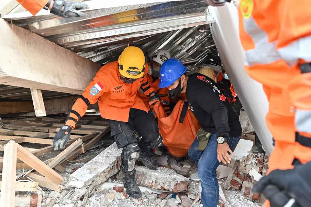 Equipes de resgate procuram sobreviventes após terremoto que matou 252 pessoas na Indonésia - ADEK BERRY / AFP