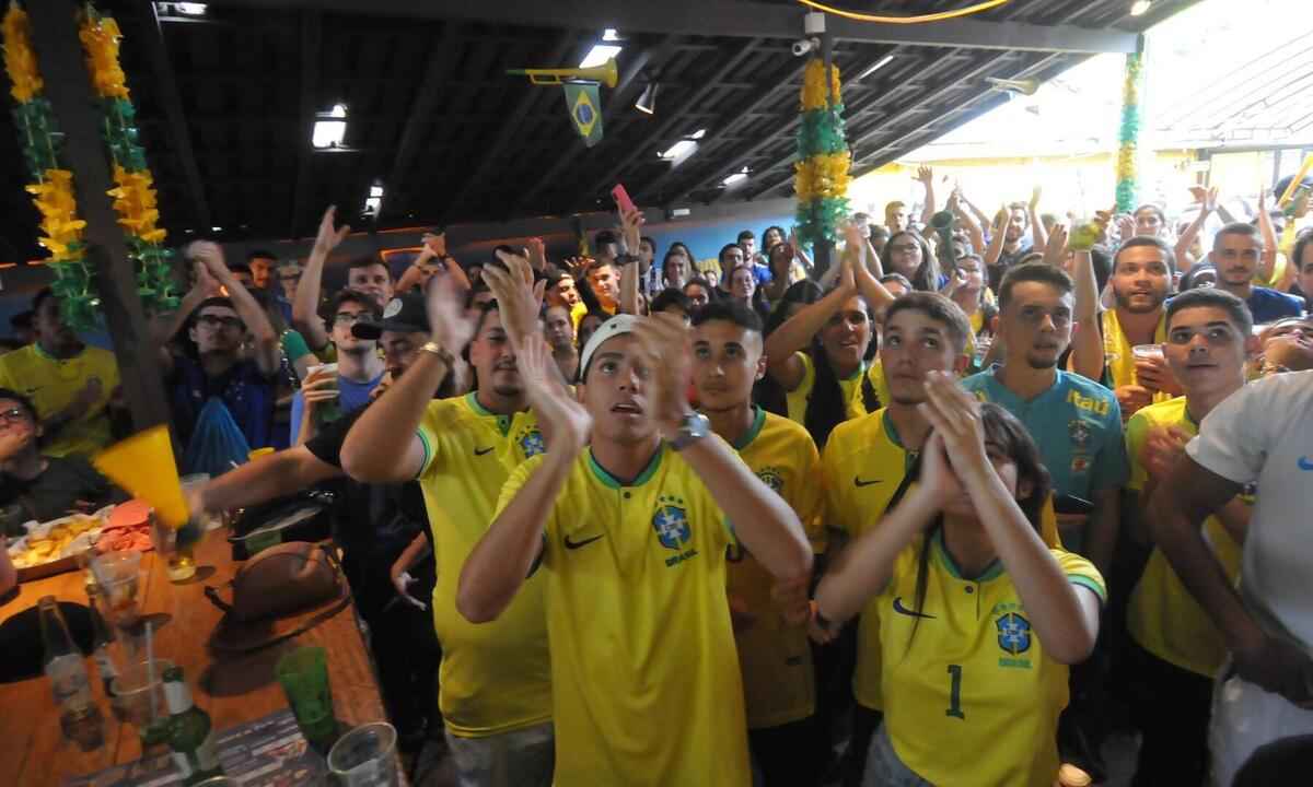 VÍDEO: Camisa amarela da Seleção Brasileira é sucesso entre torcedores - Alexandre Guzanshe/EM/D.A Press