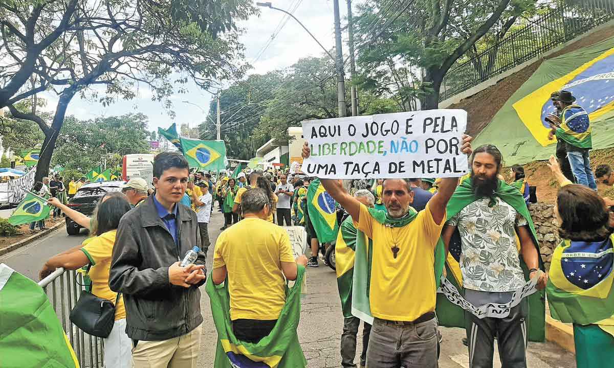 O estranhamento de torcer pelo Brasil sem vestir a camisa verde-amarelo - BERNARDO ESTILLAC/EM/D.A PRESS