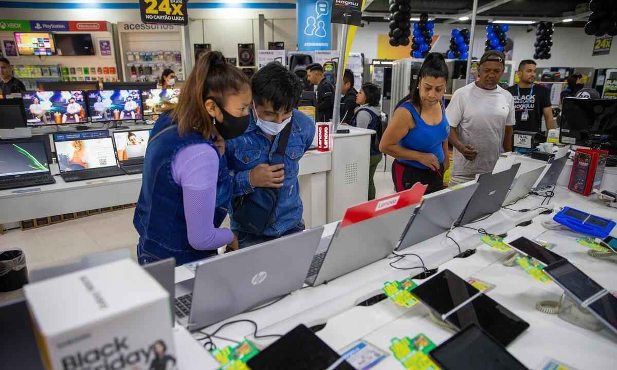 Primeiras horas da Black Friday têm descontos de até 48% em produtos como relógios e ebooks - Danilo Verpa/Folhapress
