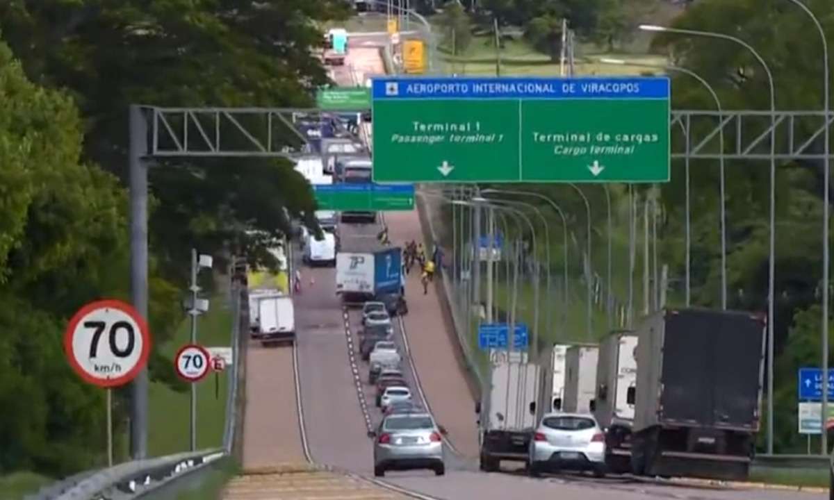 Bolsonaristas bloqueiam acesso ao aeroporto de Viracopos por quatro horas - Reprodução/Globo News