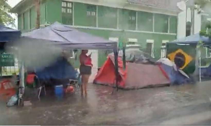 Vídeo: chuva alaga acampamento bolsonarista em Joinville  - REDES SOCIAIS/REPRODUÇÃO