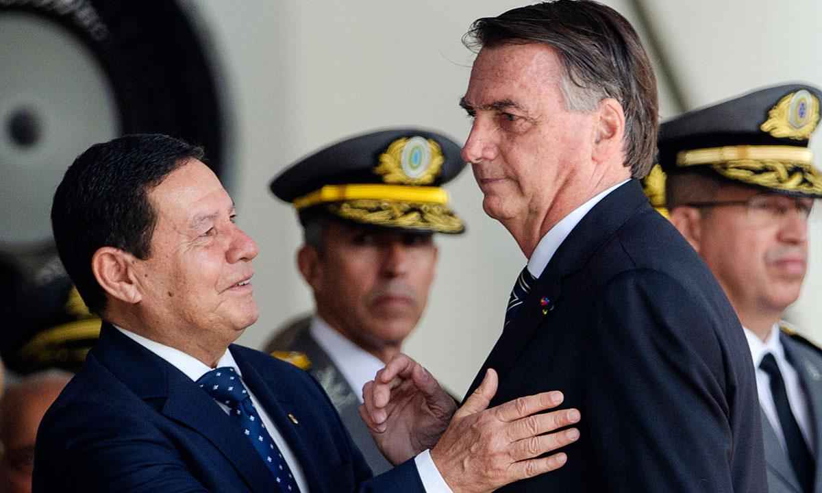 Jair Bolsonaro reaparece em evento militar no Rio e recebe elogios - TERCIO TEIXEIRA/AFP