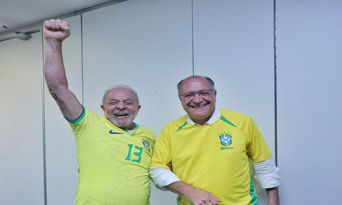 Políticos comemoram vitória do Brasil sobre Suíça na Copa  - Cláudio Kbene