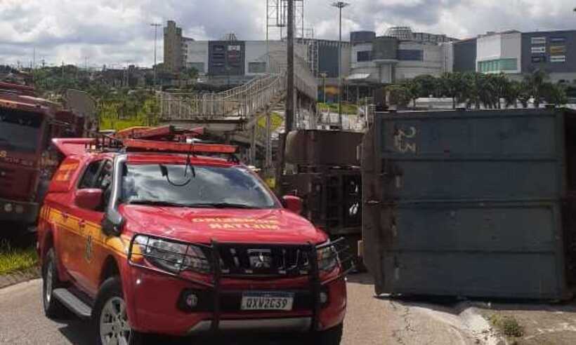 Caminhão com entulho tomba no Anel Rodoviário, em BH - CBMMG / Divulgação