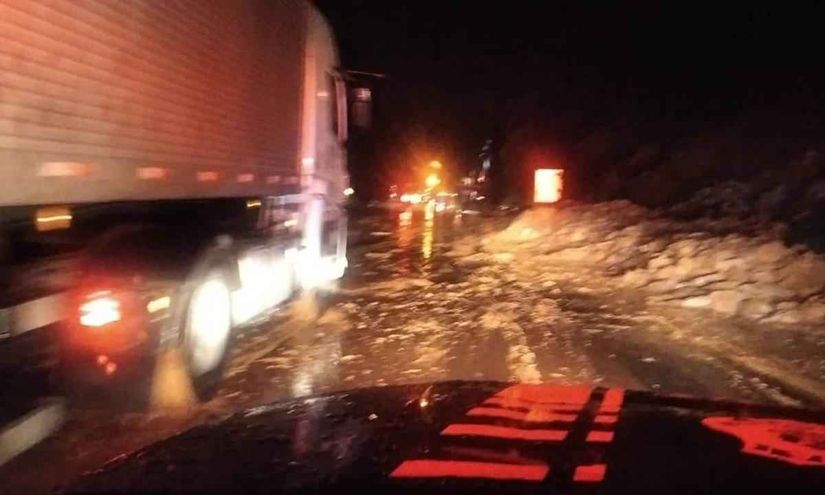 Carro do prefeito de Guaratuba é atingido por deslizamento em rodovia do Paraná - PRF